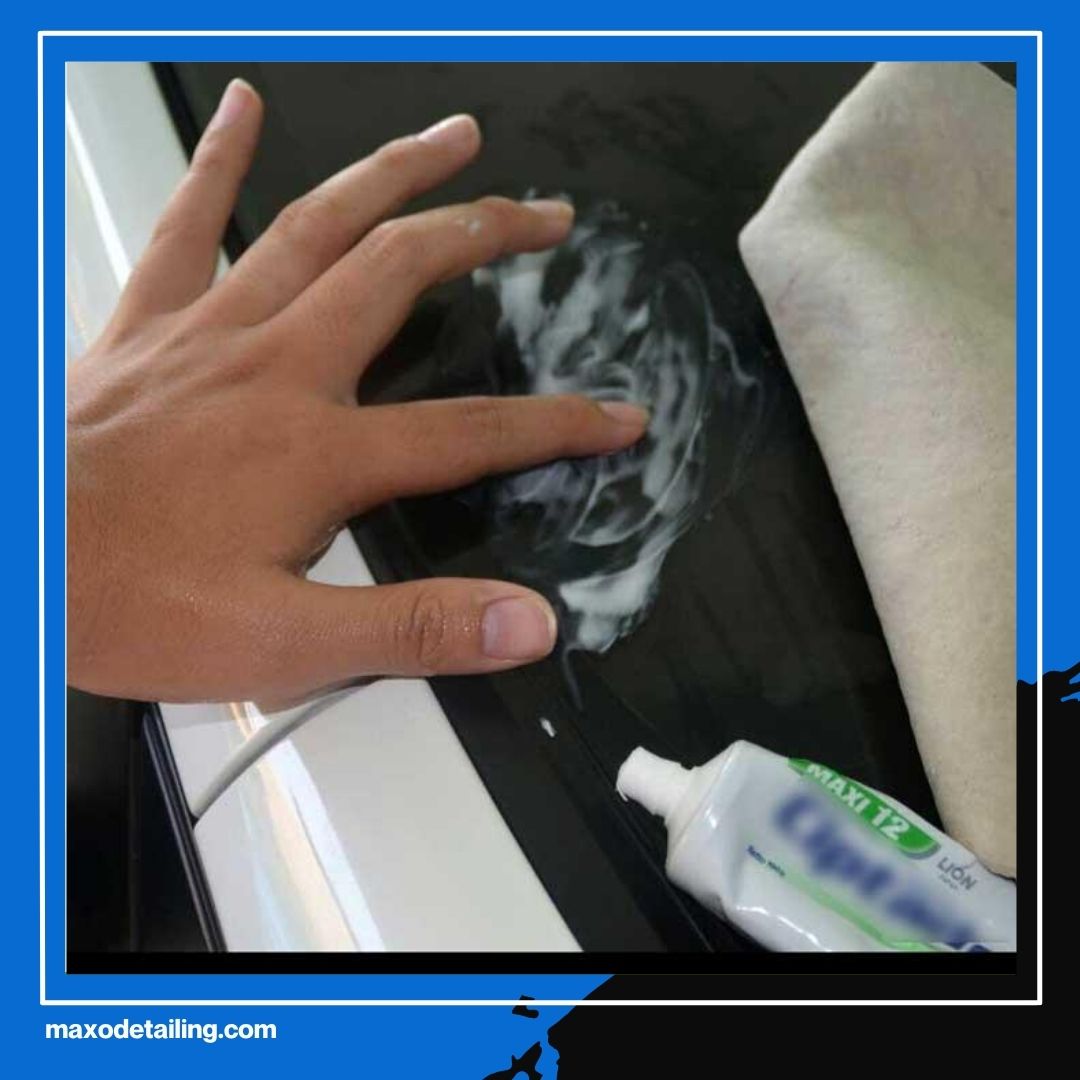 Banyak yang Belum Tahu, Ini Efek Membersihkan Kaca Mobil dengan Pasta Gigi untuk Menghilangkan Jamur
